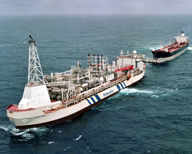 Line-astern offloading of oil from an FPSO